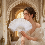 Femme avec un éventail blanc dans un décor oriental raffiné