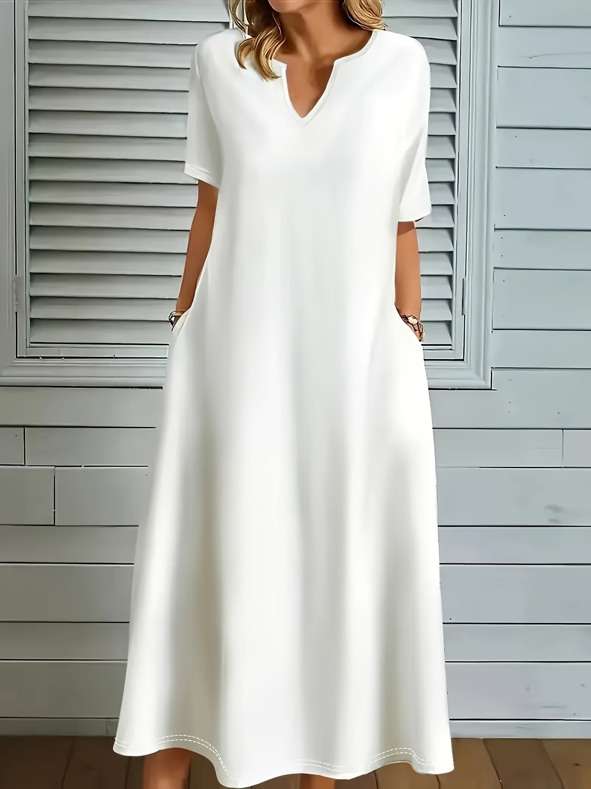 Robe longue blanche ample à manches courtes et poches latérales