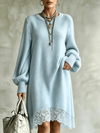 Robe-pull bleu ciel à manches volumineuses et bordure de dentelle blanche