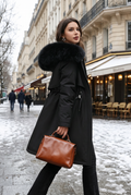Mise en scène générée de la parka noire dans une avenue parisienne en hiver