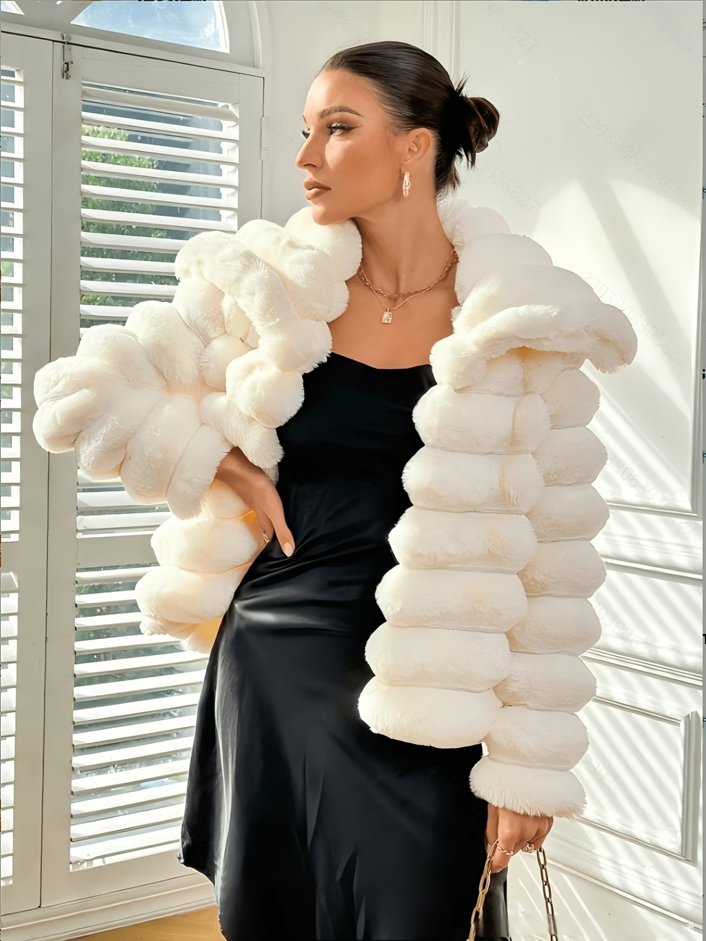 Veste courte ivoire à bandes arrondies et manches longues