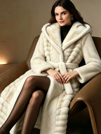Manteau long ivoire à capuche, ceinture et détails en relief