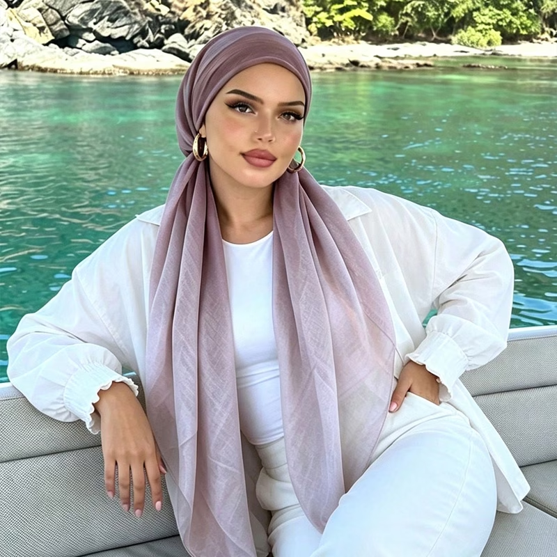 Photo de référence du foulard mauve uni porté autour de la tête avec de longs pans sur le devant