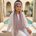 Foulard mauve à longs pans dans un patio oriental, mise en scène générée