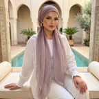 Foulard mauve à longs pans dans un patio oriental, mise en scène générée
