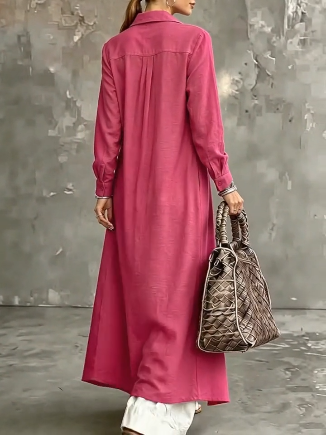 Robe longue rose vue de dos, col chemise et manches longues