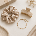 Kit cadeau LOUPIDUS : chouchou satiné, pince à cheveux et bracelet doré, présenté sur fond blanc épuré