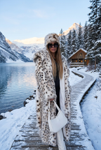 Manteau tacheté dans un paysage nordique enneigé