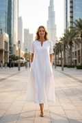 Robe blanche dans le Dubaï moderne