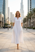 Robe blanche dans le Dubaï moderne