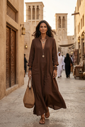 Robe chocolat dans une rue de Dubaï