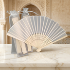 Éventails blancs dans un décor oriental raffiné